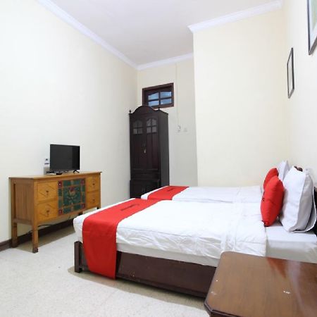 RedDoorz @ Mantrijeron 2 Hotell Yogyakarta Eksteriør bilde