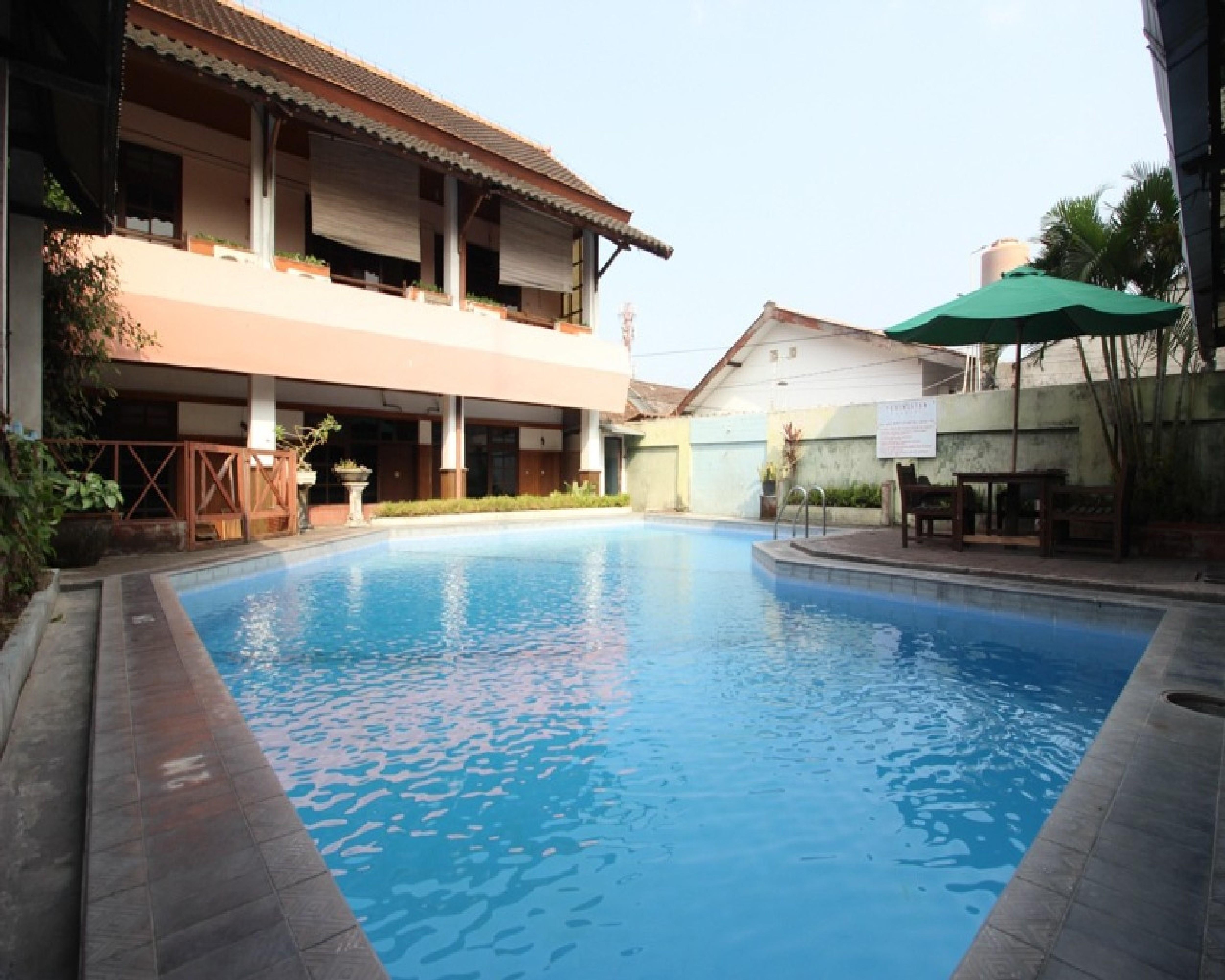 RedDoorz @ Mantrijeron 2 Hotell Yogyakarta Eksteriør bilde