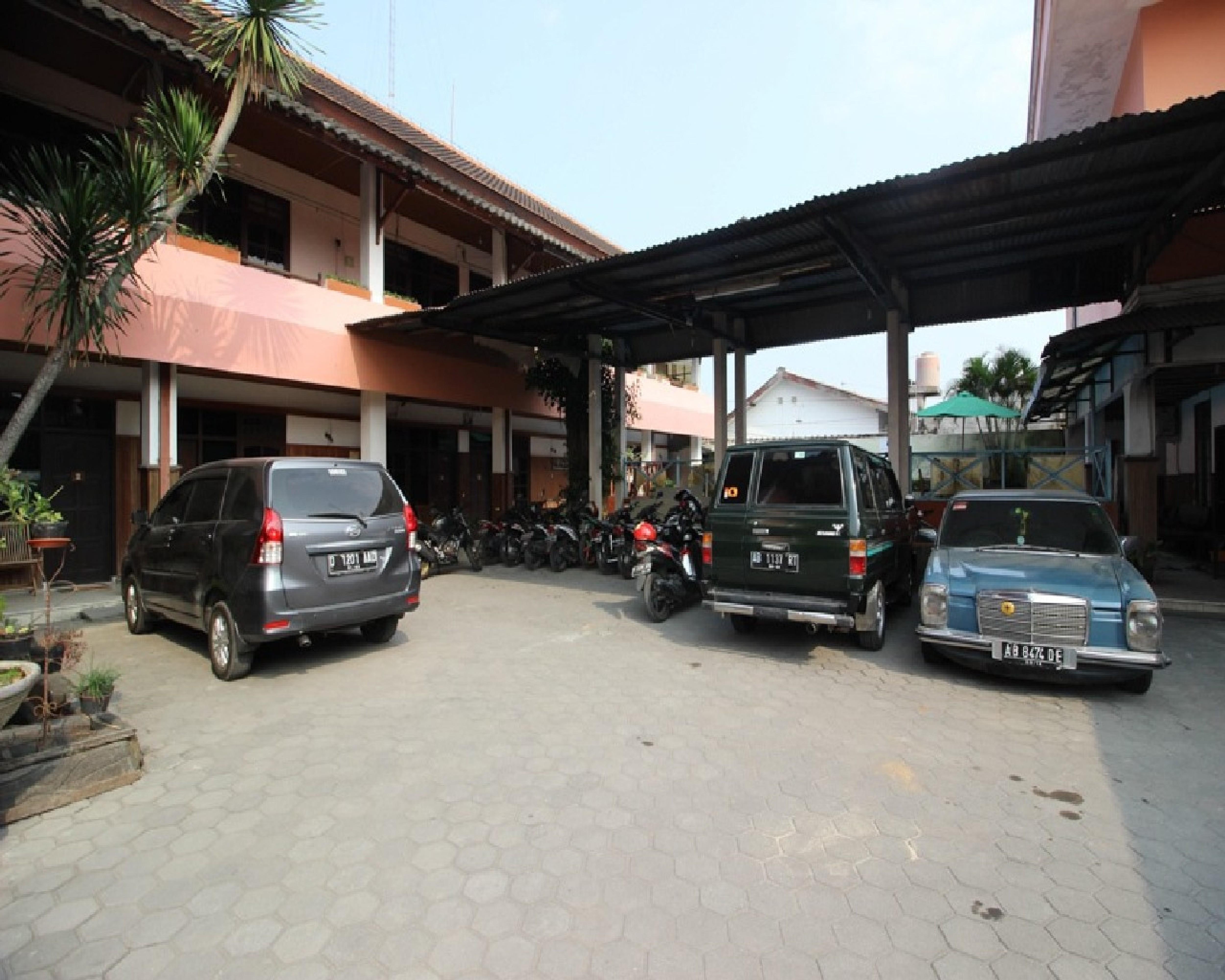RedDoorz @ Mantrijeron 2 Hotell Yogyakarta Eksteriør bilde