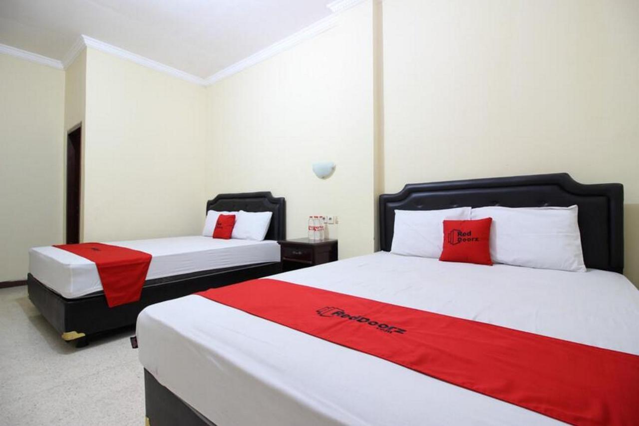 RedDoorz @ Mantrijeron 2 Hotell Yogyakarta Eksteriør bilde