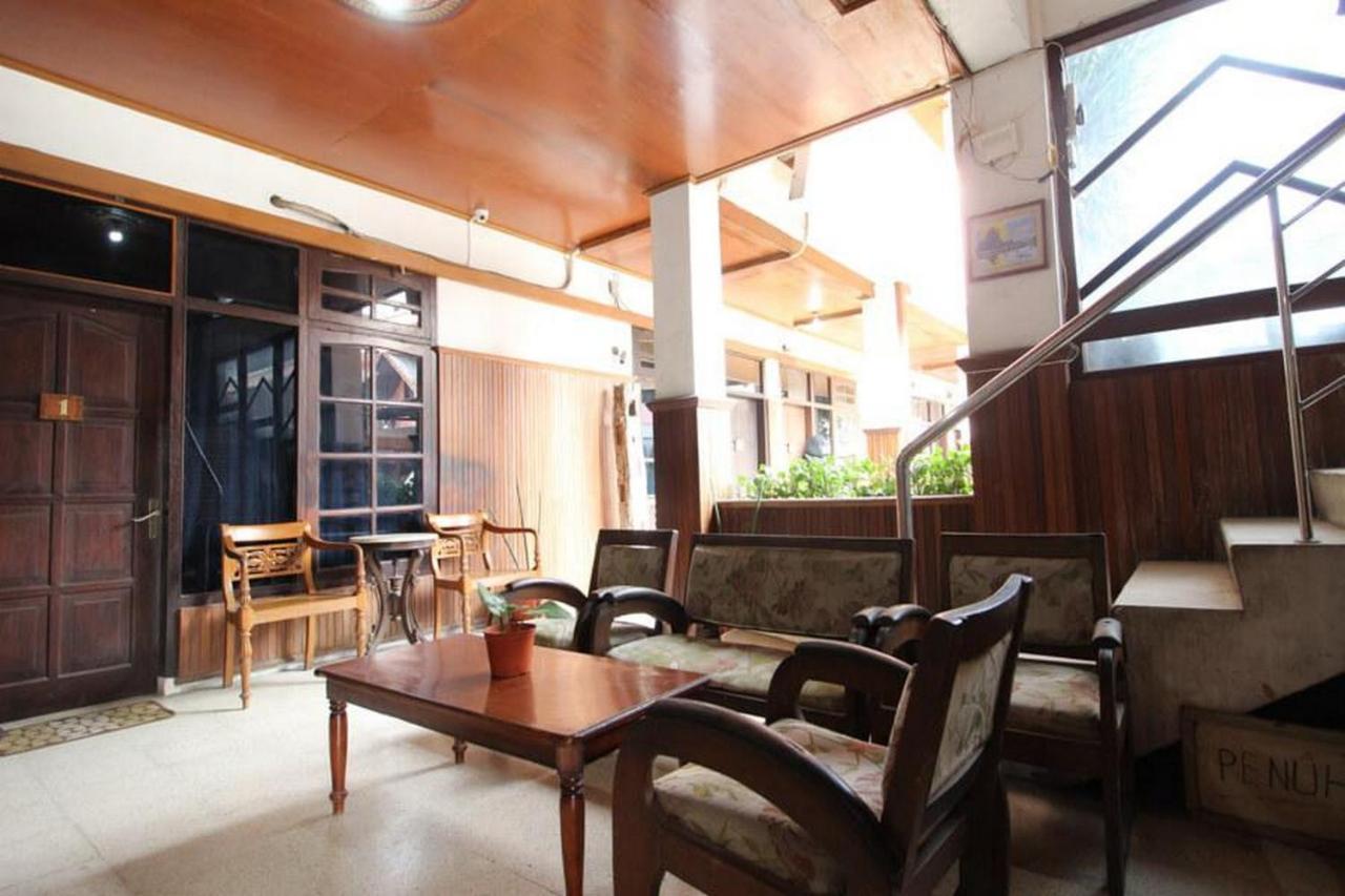 RedDoorz @ Mantrijeron 2 Hotell Yogyakarta Eksteriør bilde
