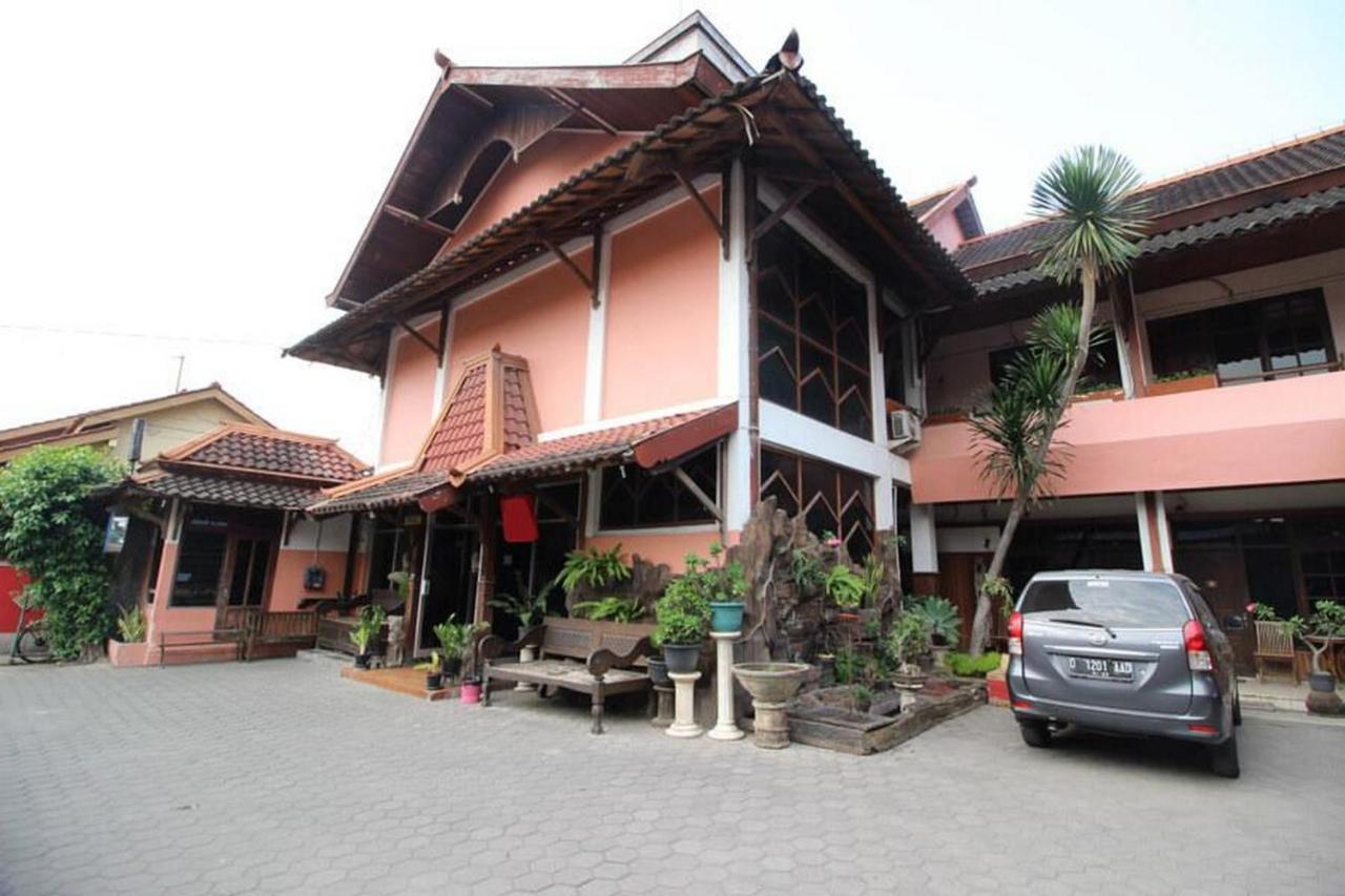 RedDoorz @ Mantrijeron 2 Hotell Yogyakarta Eksteriør bilde