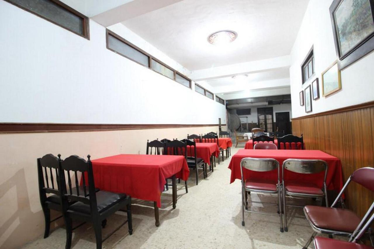 RedDoorz @ Mantrijeron 2 Hotell Yogyakarta Eksteriør bilde