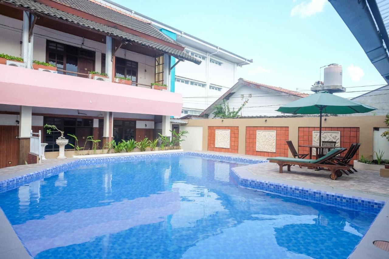 RedDoorz @ Mantrijeron 2 Hotell Yogyakarta Eksteriør bilde